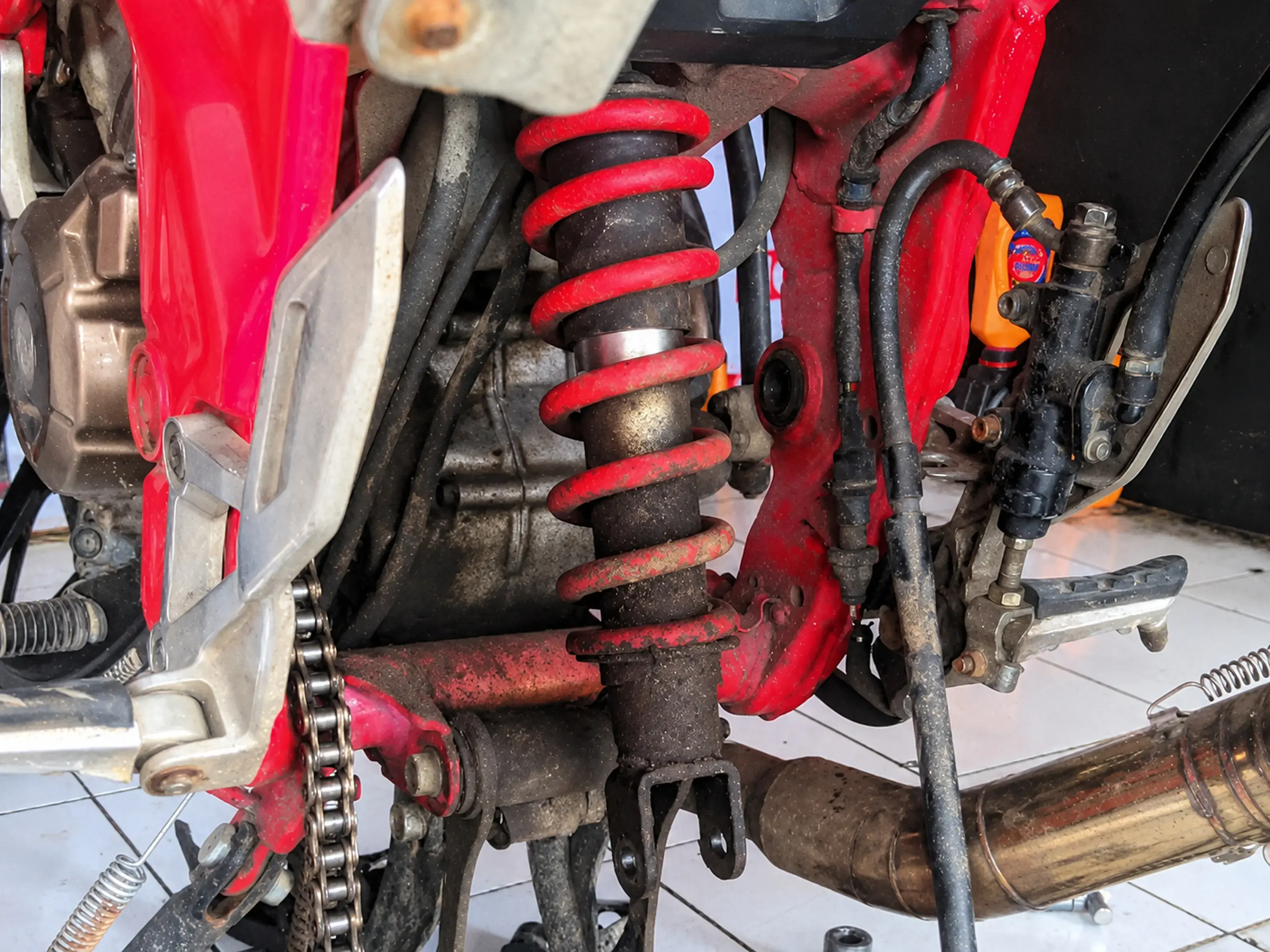 Proses perbaikan shockbreaker belakang sepeda motor di Putra Bungsu Motor.