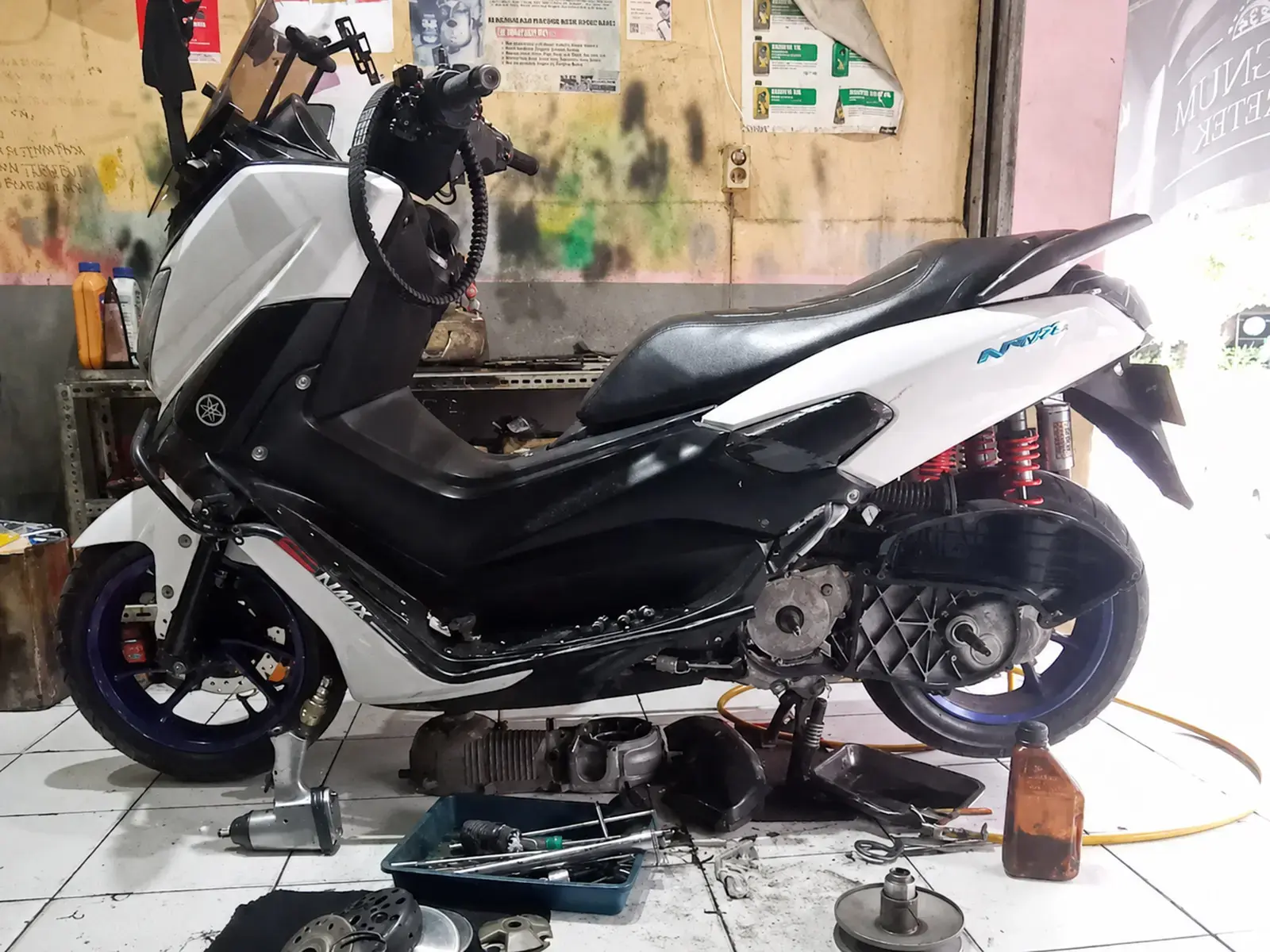 Sepeda motor dengan komponen CVT yang sedang diperiksa di Putra Bungsu Motor.